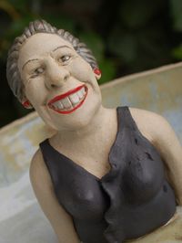 Keramik Vogeltr&auml;nke mit lachender Frau